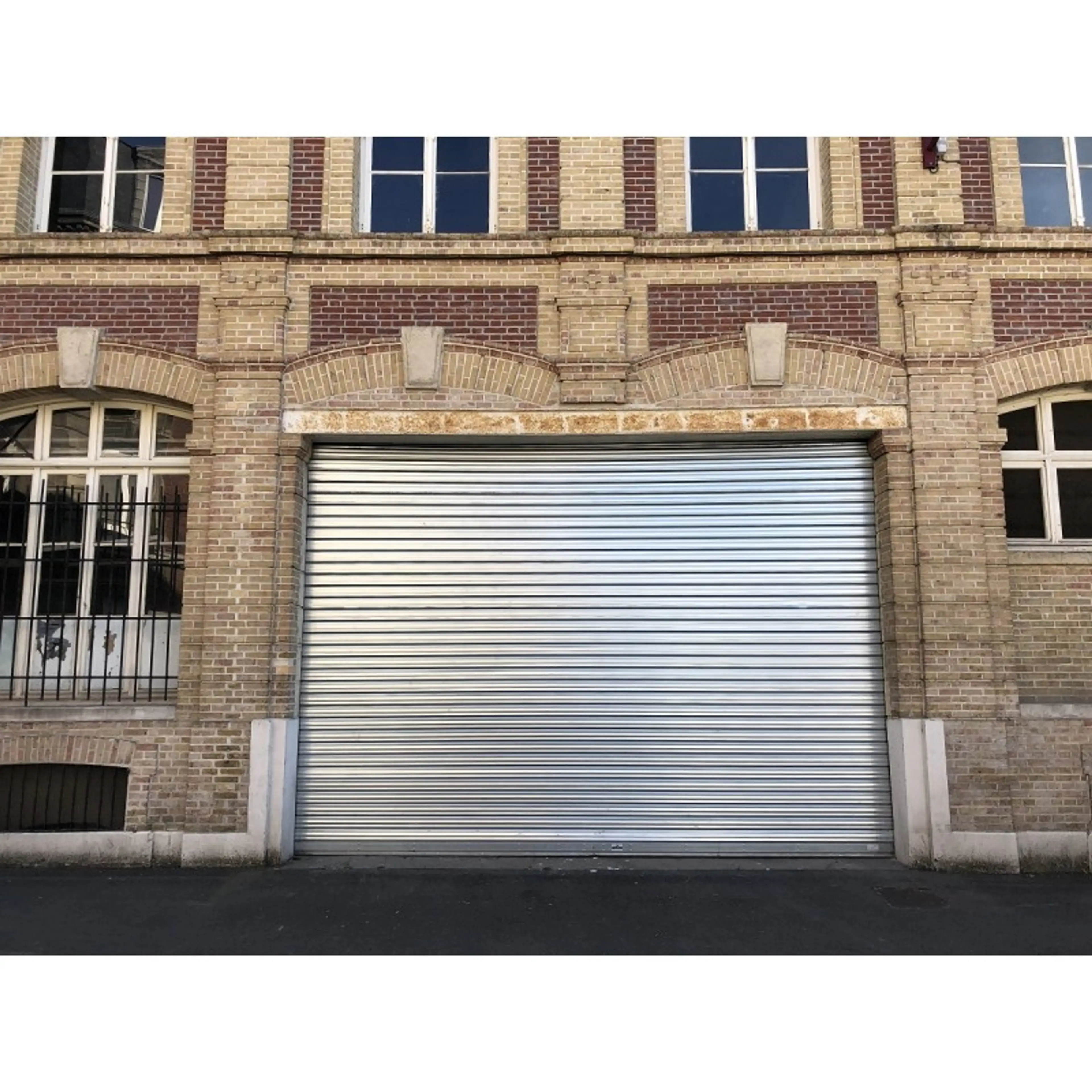 Installation de rideau métallique